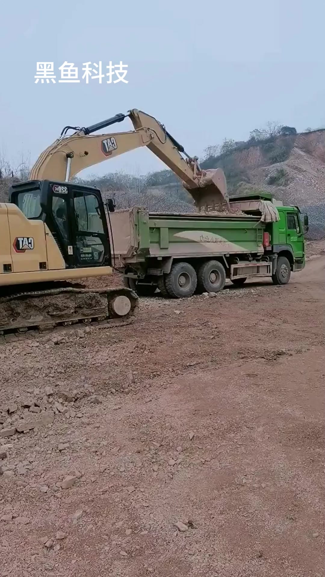 卡特320gc裝車,挖機(jī)拍攝